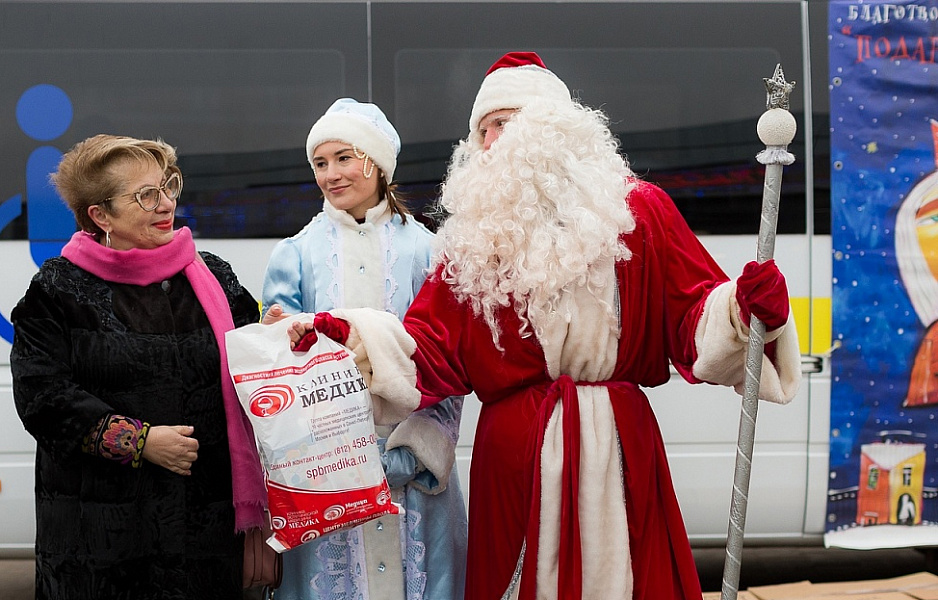 На встрече с Дедом Морозом: МЕДИКА передала подарки детям